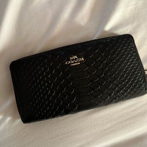 Snake inspo leather accordion zip wallet